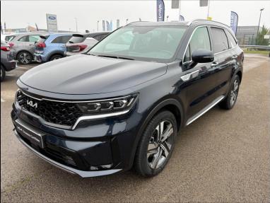 Voir le détail de l'offre de cette KIA Sorento 1.6 T-GDi 230ch HEV Design BVA6 4x2 7 places de 2023 en vente à partir de 455.06 €  / mois